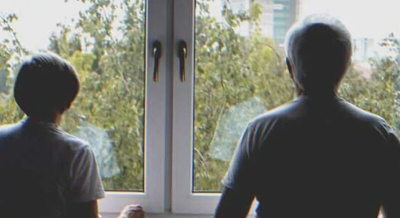 Äldre par spenderar sista besparingarna på barnbarnets utbildning, han bjuder inte in dem till sin examen – Dagens berättelse
