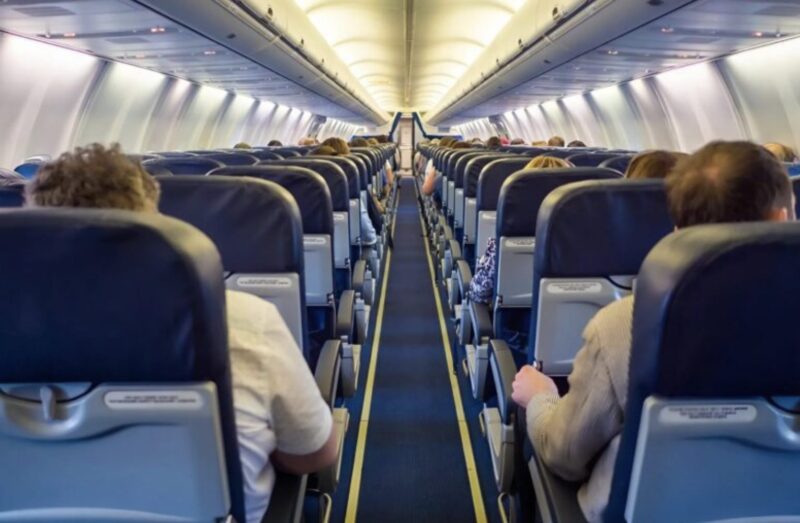 Kvinnan ringde flygvärdinnan och klagade på mig, men några minuter senare ångrade hon djupt sitt agerande.