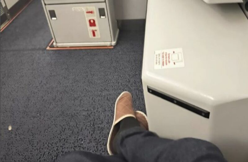 Kvinnan ringde flygvärdinnan och klagade på mig, men några minuter senare ångrade hon djupt sitt agerande.