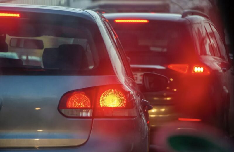 Rik man i SUV blockerar ambulans i trafiken omedveten om att hans son är inuti — Dagens berättelse