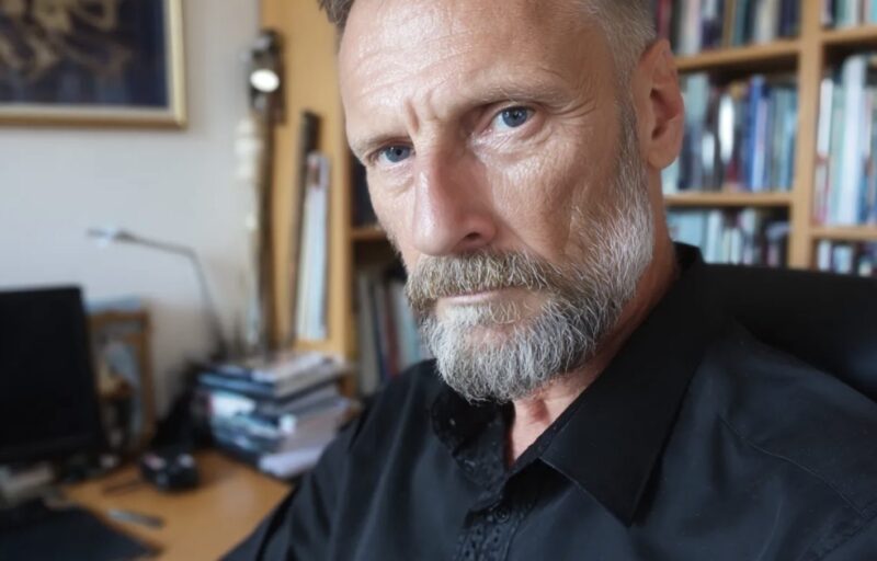 Min brudgum kastade mig medvetet i poolen under vår bröllopsfotografering – Min pappas reaktion lämnade alla mållösa