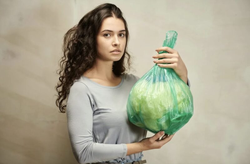 Min granne lämnade hela tiden sitt skräp vid min dörr – tills Karma gjorde det jag inte kunde