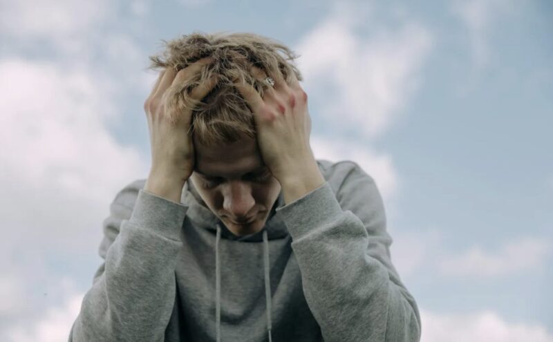 På min sons examen kom en flicka fram och räckte mig en bebis – sedan viskade hon "Han är din nu"