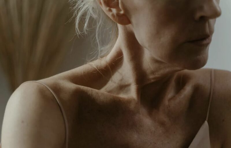 Kaxig mamma söker uppmärksamhet genom att bära vit klänning på sin dotters bröllop – men bruden överlistar henne perfekt