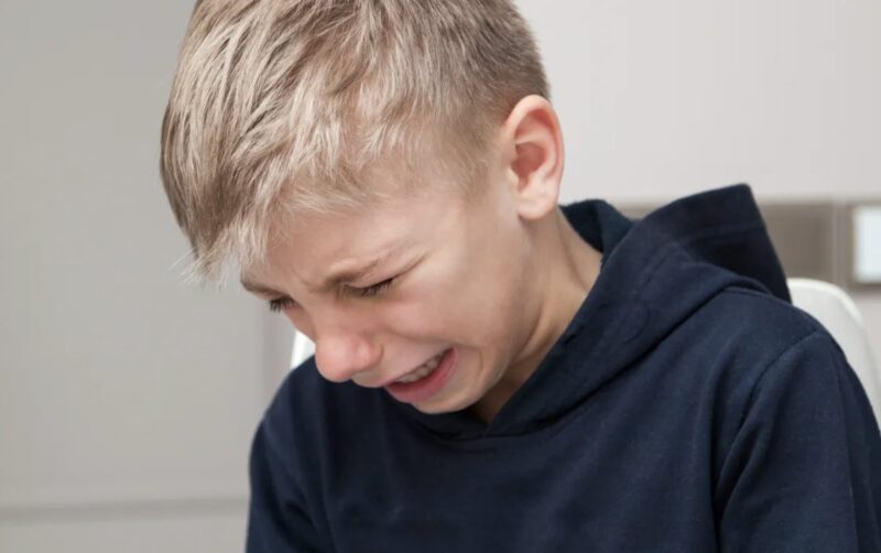 Pojke ger upp drömskorna för att köpa stövlar till en stackars klasskamrat, snart stannar en lastbil vid hans hus för att belöna honom — Dagens berättelse