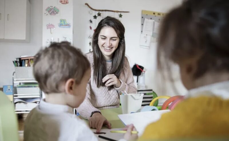 En mamma upptäcker att hennes son gråter varje gång barnflickan kommer och hämtar honom från dagiset, så hon bestämmer sig för att följa efter dem - Daily Drama