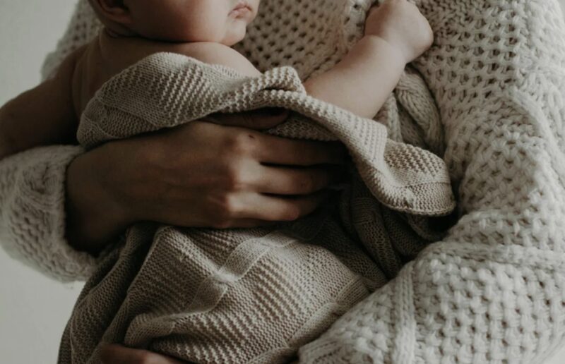 På min sons examen kom en flicka fram och räckte mig en bebis – sedan viskade hon "Han är din nu"