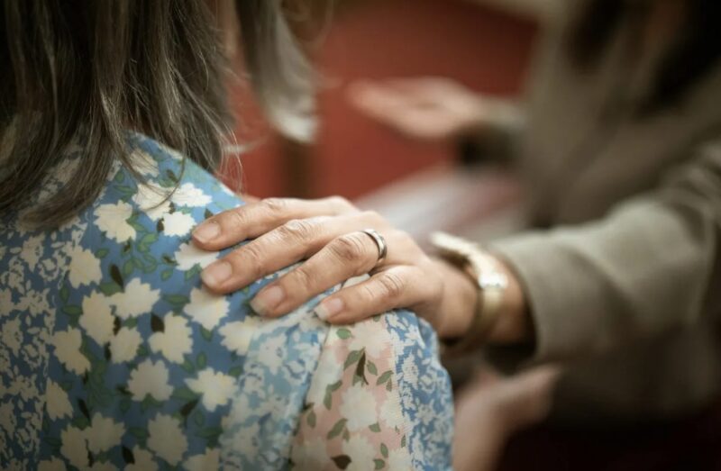Min syster påstod att vi höll henne törstig under min födelsedagsmiddag – mammas svar gjorde hela bordet tyst