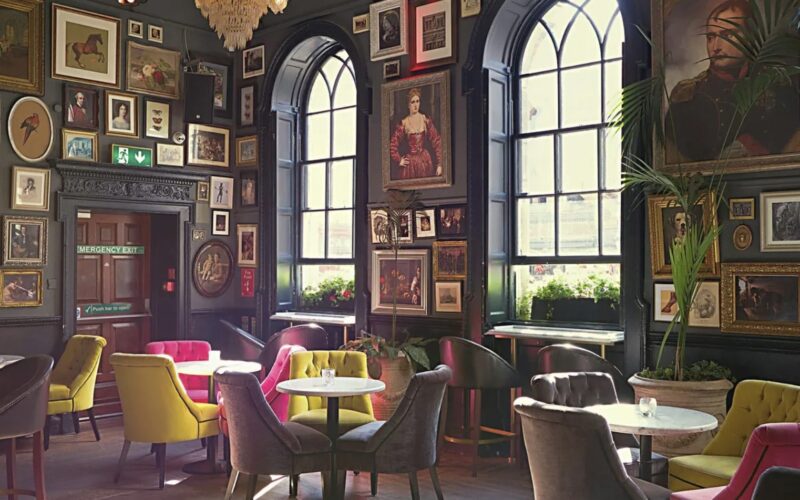 Jag tjänstgjorde hos en kvinna som gjorde narr av mig under hela gymnasiet och äntligen fick min hämnd efter 20 år