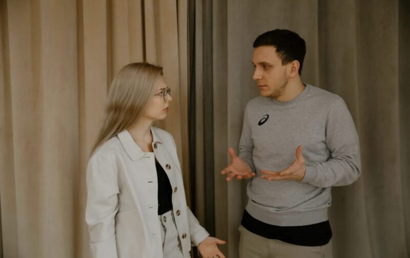 På min svärmors födelsedagsmiddag hemma hos oss fräste min svärmor: "Var tyst! Du är ingen här!" – Min mans svar fick mig att gråta.