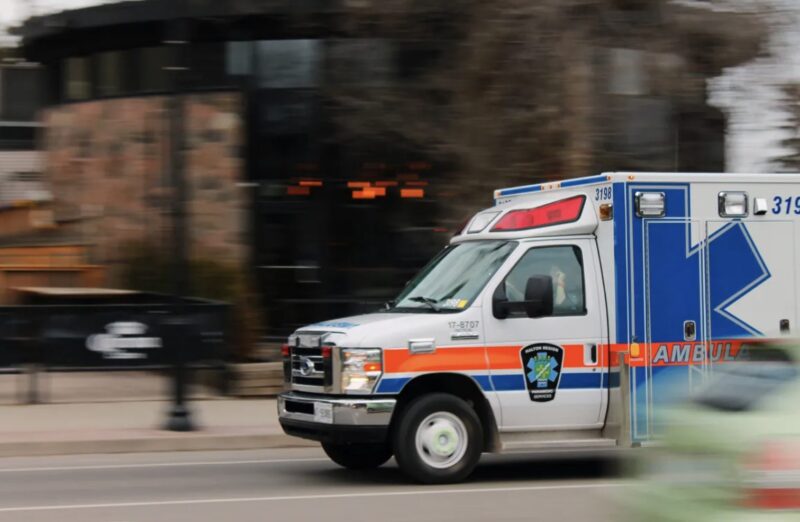 Rik man i SUV blockerar ambulans i trafiken omedveten om att hans son är inuti — Dagens berättelse