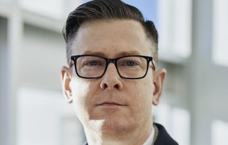 Alla gör narr av en tjej i en billig klänning på en fest tills en vit limousine stannar framför henne: Dagens berättelse