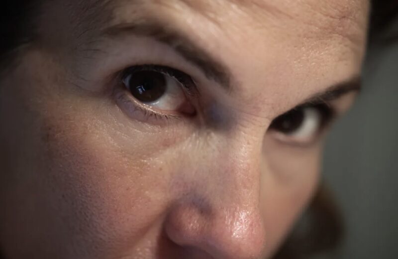Jag lade min avlidna mammas foto på mitt bröllopsbord – min styvmamma "råkade" knuffa bort det