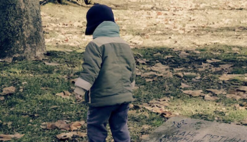 Pojken satt vid sin mors grav och grät högljutt: en förbipasserande man närmade sig honom och fick veta något fruktansvärt.
