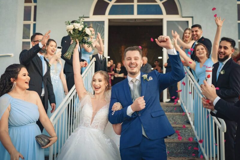 Min brudgum kastade mig med flit i poolen under våra bröllopsbilder – men min pappas reaktion chockade alla