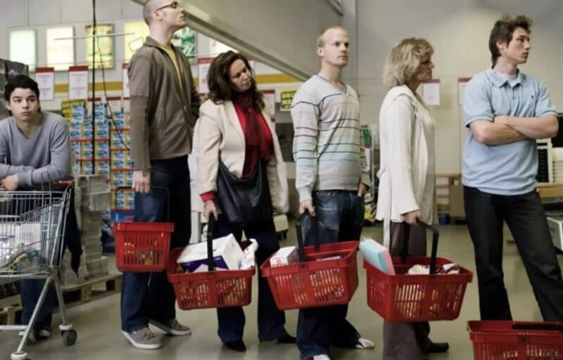 Den gamla kvinnan räknade mynt med darrande händer, och kassörskan och andra kunder tittade snett på henne: Jag var tvungen att lägga tillbaka dem alla på plats.