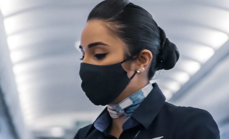 Äldre kvinna blir avvisad från business class tills pilotfotot faller ur hennes handväska: Dagens berättelse