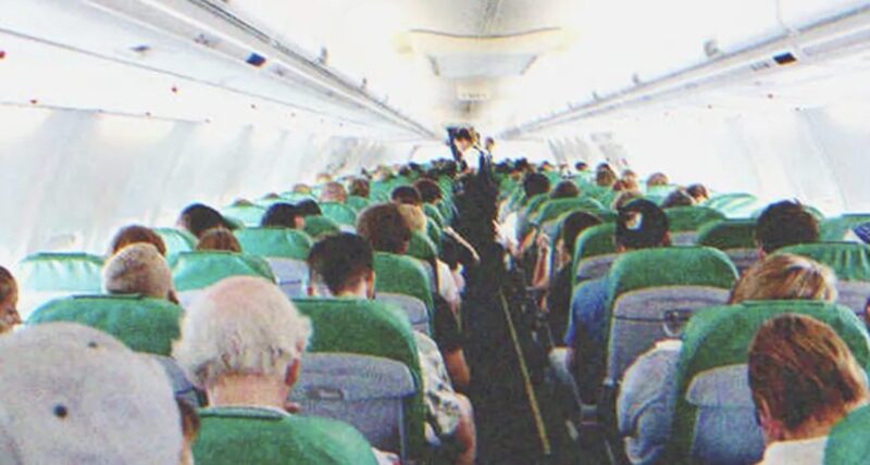 Äldre kvinna blir avvisad från business class tills pilotfotot faller ur hennes handväska: Dagens berättelse
