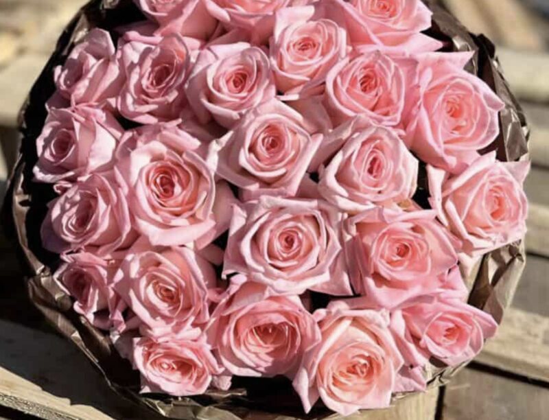 En främling kom varje dag med blommor till en sjuk mormor som bara hade en månad kvar att leva: en dag bestämde jag mig för att ta reda på varför han gjorde detta