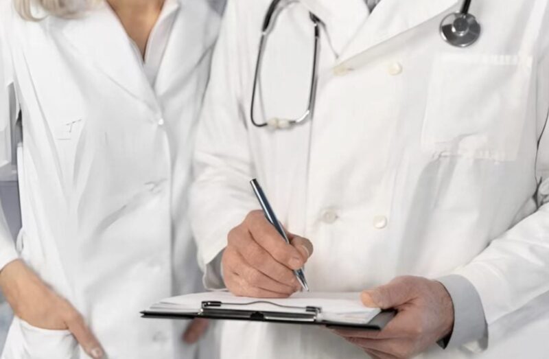 Läkarna gav den gamla kvinnan bara några timmar att leva, och under dessa sista timmar fanns det bara en sköterska i närheten: men plötsligt lade hon märke till något konstigt på patienten.