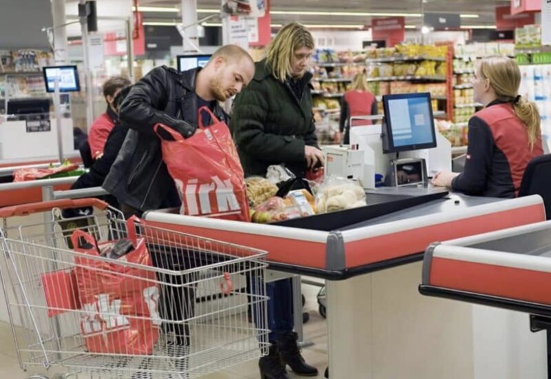 Den gamla kvinnan räknade mynt med darrande händer, och kassörskan och andra kunder tittade snett på henne: Jag var tvungen att lägga tillbaka dem alla på plats.