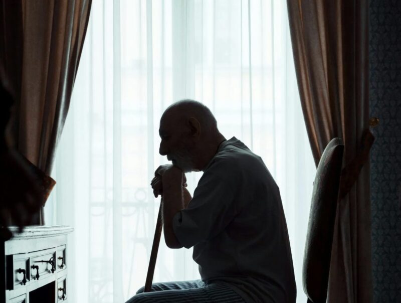 Tre söner åkte till staden för att tjäna pengar – men glömde mannen som uppfostrade dem