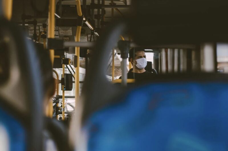 När en liten flicka viskade "Snälla hjälp mig" – visste busschauffören exakt vad hon skulle göra