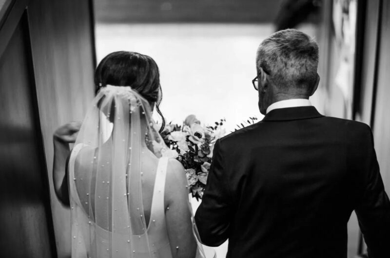 Min brudgum kastade mig med flit i poolen under våra bröllopsbilder – men min pappas reaktion chockade alla