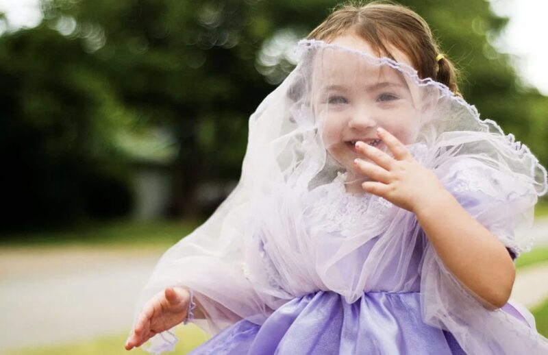 Liten flicka i prinsessklänning räddade en medvetslös främling hon hittade vid vägkanten
