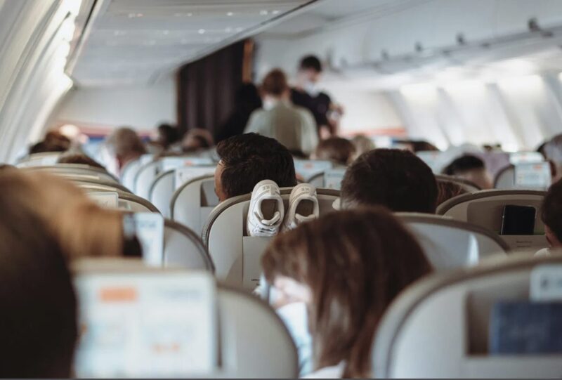 ”Du hör inte hemma här”, hånade han mamman i business class – sedan fick pilotens röst hans flin att försvinna
