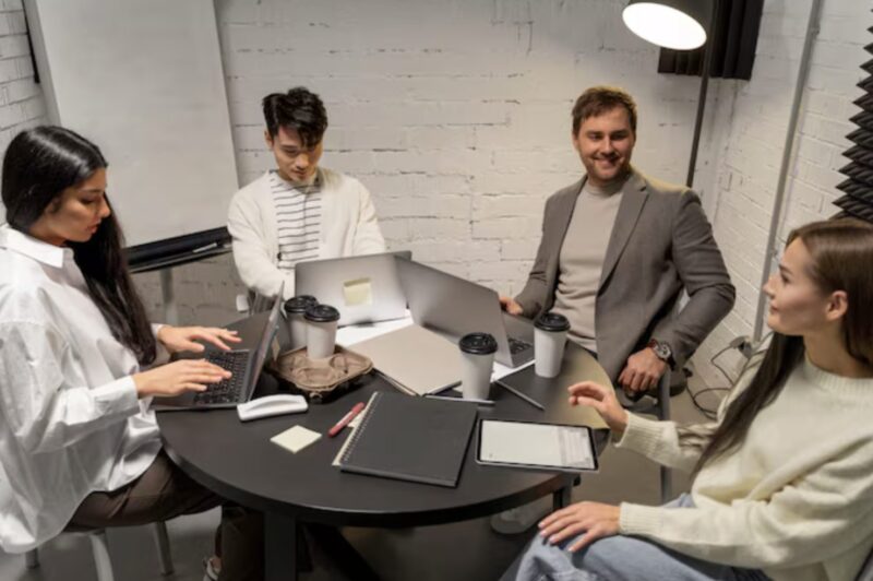 En 60-årig kvinna kom till en intervju för att få ett jobb som programmerare: alla började skratta åt henne tills de fick reda på vem hon var