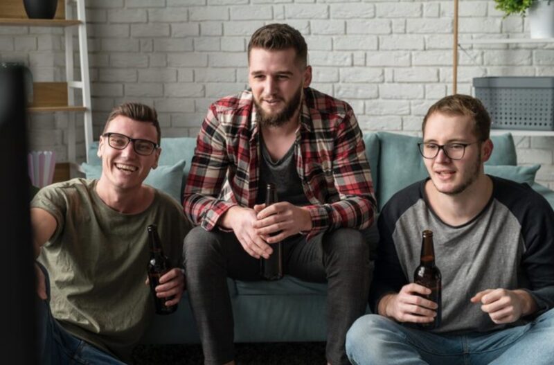 Tre söner åkte till staden för att tjäna pengar – men glömde mannen som uppfostrade dem