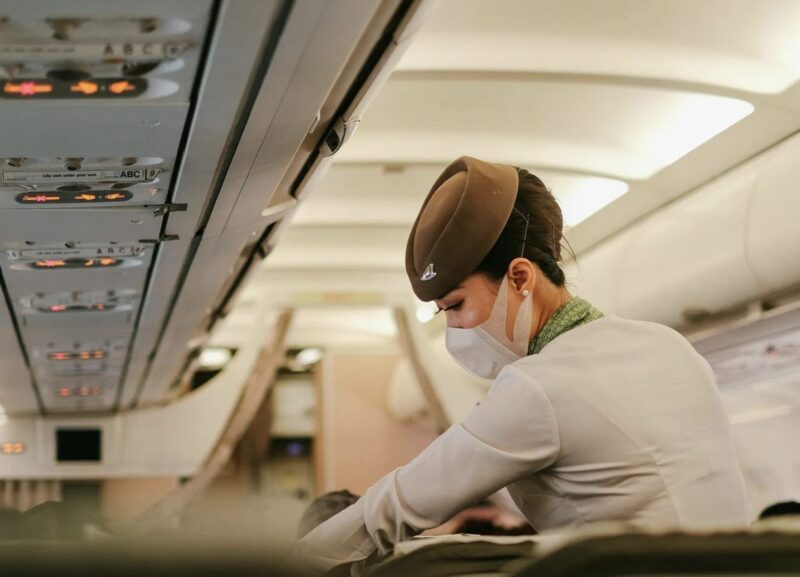”Du hör inte hemma här”, hånade han mamman i business class – sedan fick pilotens röst hans flin att försvinna