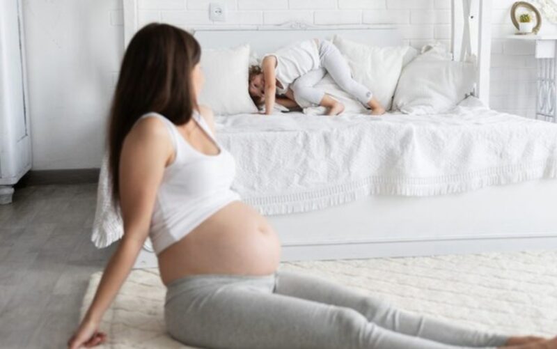Min fru tvingade min sju månader gravida dotter ner på en luftmadrass medan hon och hennes egen dotter hämtade sängarna.