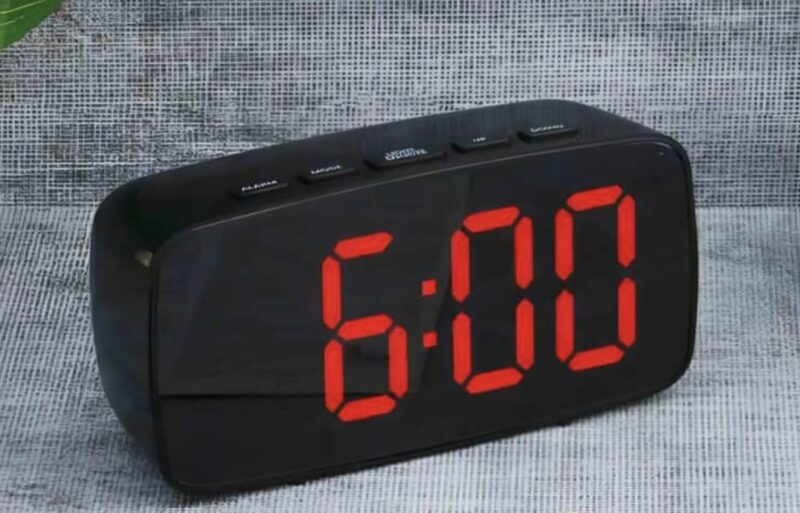 Unga föräldrar märkte att deras äldste son gick in i sin yngre brors rum varje morgon exakt klockan 6: De blev chockade när de fick veta anledningen.