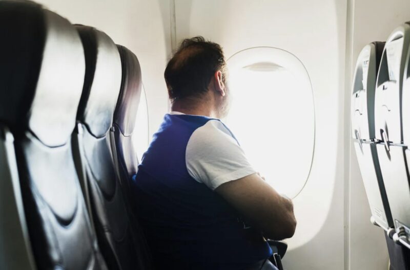 En passagerare i business class gjorde narr av mig för att jag såg "hemlös" ut — I samma ögonblick som vi landade applåderade hela kabinen mig