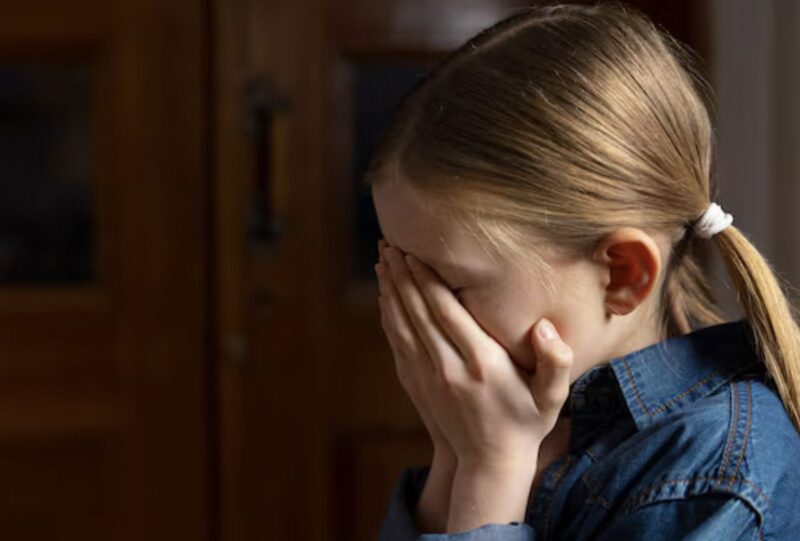 En liten flicka kramade sin pappa i den kusliga kistan. Camila var 8 år gammal och stod bredvid kistan, orörlig. De hade varit vid kistan i timmar, och hon hade inte lämnat sin sida ens en sekund