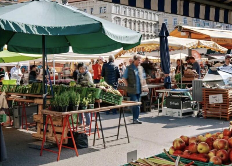En mormor sålde ägg på marknaden när en lokal huligan kom fram till henne och slog sönder hennes varor. Alla blev chockade när en ung man i kostym ingrep.