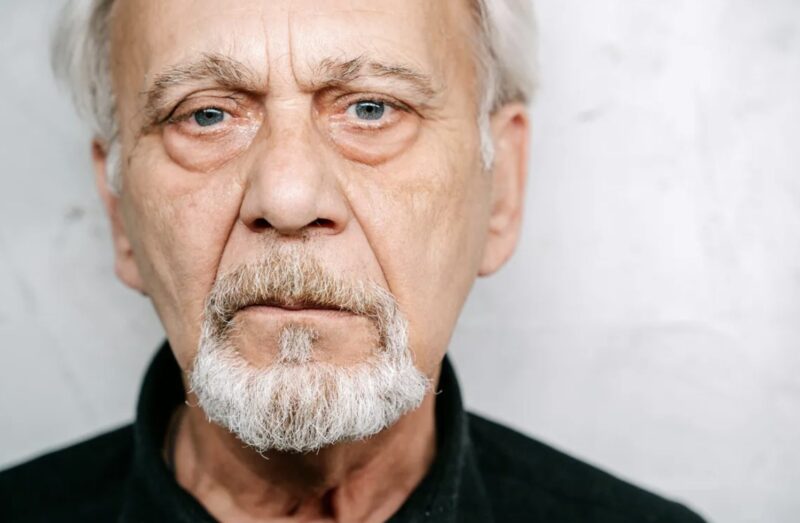 Jag köpte mat till en fattig gammal man och hans hund – Det jag såg utanför min dörr nästa morgon gjorde mig mållös