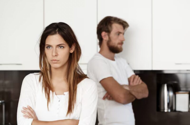 Efter elva års äktenskap och fyra barn hade min mans tillgivenhet förvandlats till grymhet. Han missade aldrig en chans att förringa mitt utseende och insisterade på att jag hade "låtit mig själv gå". En kväll kom han hem, gav mig en förtvinande blick från topp till tå och förklarade att han skulle gå.