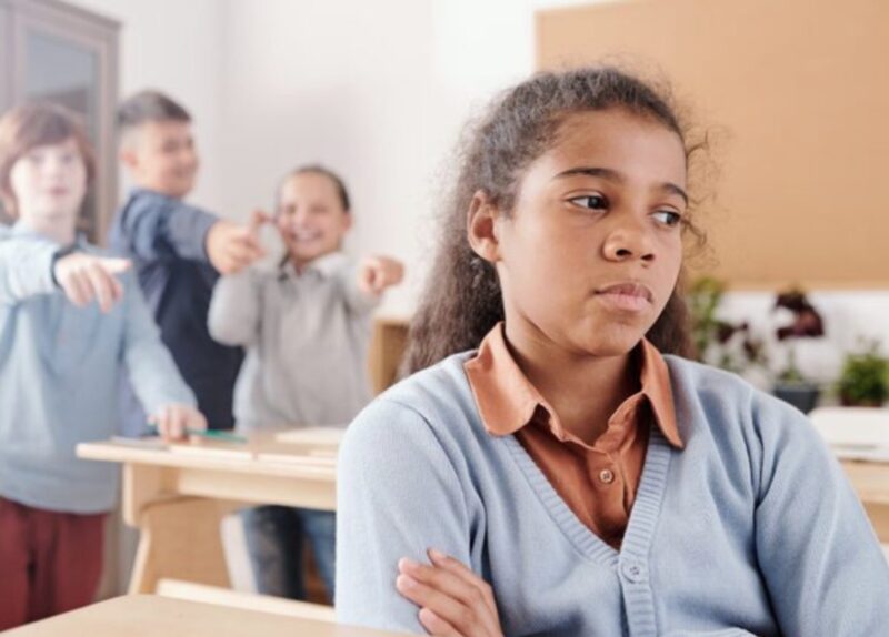 Mobbare försöker dra ut ny svart elev ur klassrummet. Vad hon gjorde sedan chockade alla… Den läskigaste mobbare i skolan går till angrepp mot den enda svarta flickan i klassen och försöker dra ut henne med våld framför alla och skrika att hon inte hör hemma. Alla tittar på men hon gråter inte, springer inte, ryggar inte tillbaka.
