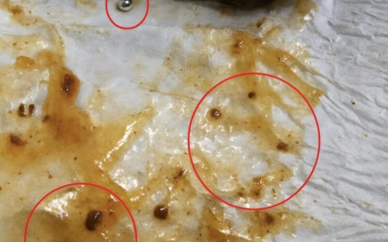 Vi köpte lite choklad i affären och hittade något konstigt inuti: vi blev chockade när vi insåg vad det var.