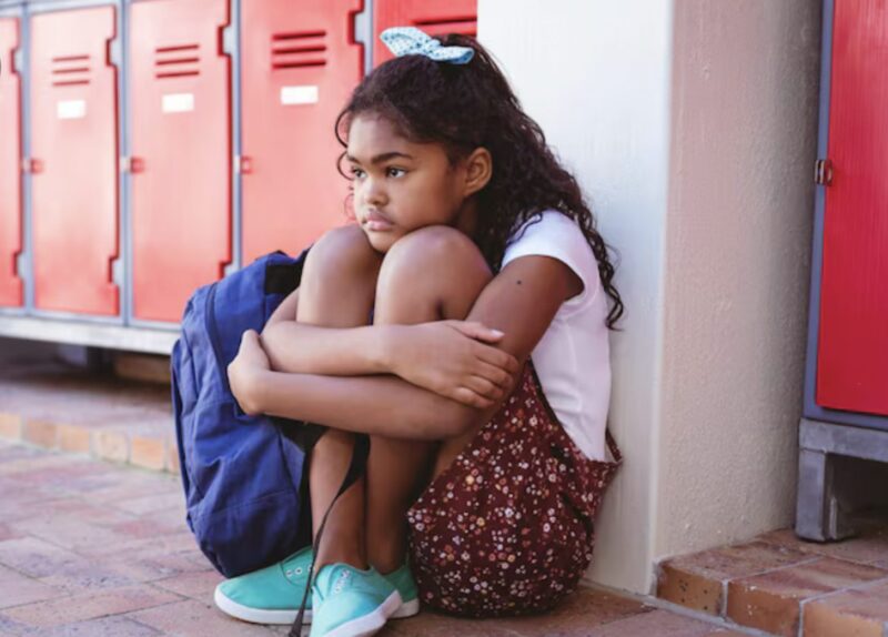 Mobbare försöker dra ut ny svart elev ur klassrummet. Vad hon gjorde sedan chockade alla… Den läskigaste mobbare i skolan går till angrepp mot den enda svarta flickan i klassen och försöker dra ut henne med våld framför alla och skrika att hon inte hör hemma. Alla tittar på men hon gråter inte, springer inte, ryggar inte tillbaka.