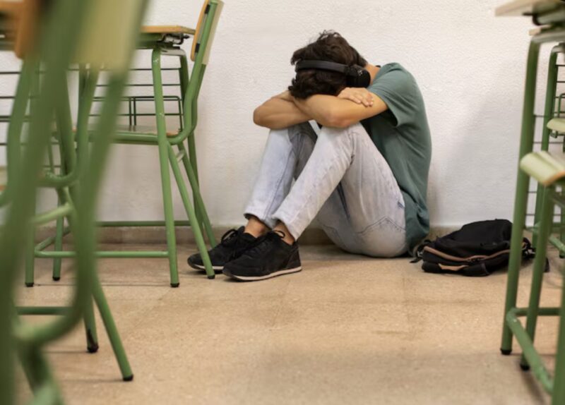 Mobbare försöker dra ut ny svart elev ur klassrummet. Vad hon gjorde sedan chockade alla… Den läskigaste mobbare i skolan går till angrepp mot den enda svarta flickan i klassen och försöker dra ut henne med våld framför alla och skrika att hon inte hör hemma. Alla tittar på men hon gråter inte, springer inte, ryggar inte tillbaka.