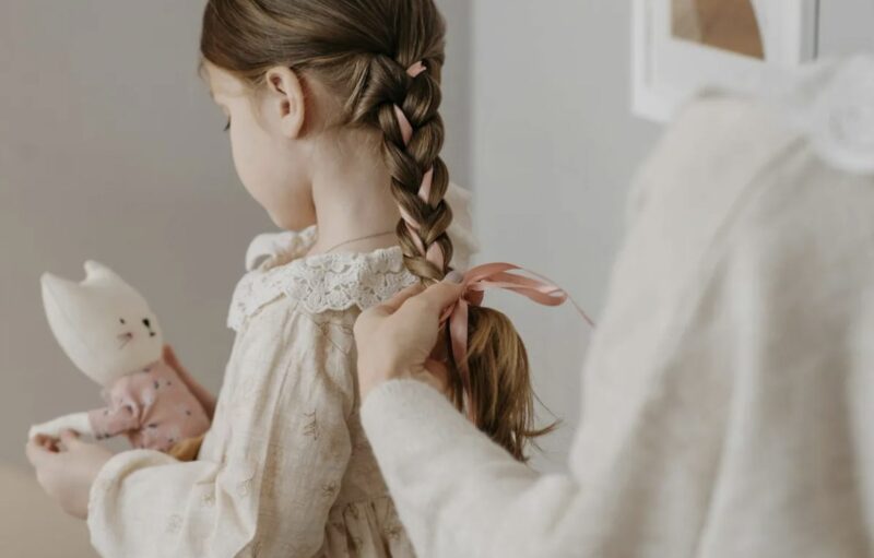 Jag virkade en brudtärneklänning till min 10-åriga dotter till mitt bröllop - Vad min blivande svärmor gjorde är oförlåtligt