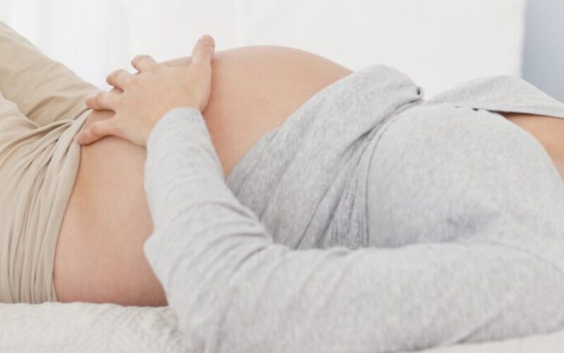 Min fru tvingade min sju månader gravida dotter ner på en luftmadrass medan hon och hennes egen dotter hämtade sängarna.
