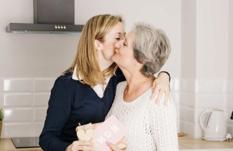 Min dotter glömde att lägga på, så jag hörde hennes svärmor säga: ”Jag hoppas att hon inte kommer till bröllopet – det finns ingen plats för personer som är byggda så. Hennes mamma skulle kunna äta åt tre.”