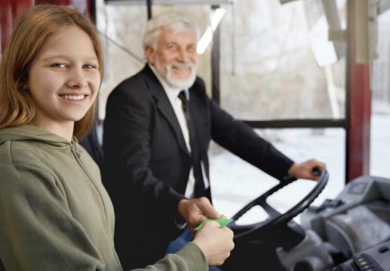 Busschauffören märker att flicka gråter dagligen, tittar under sätet efter avlämning och kippar efter andan!