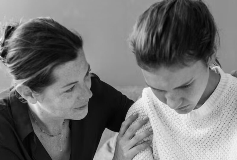 En liten flicka kramade sin pappa i den kusliga kistan. Camila var 8 år gammal och stod bredvid kistan, orörlig. De hade varit vid kistan i timmar, och hon hade inte lämnat sin sida ens en sekund
