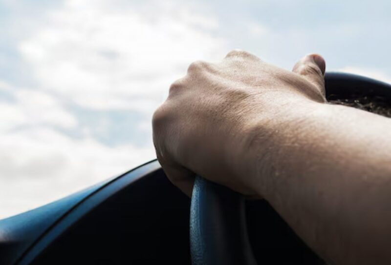 Bröllopet kunde inte ha varit mer perfekt – tills pappa plötsligt grep tag i min hand och viskade: ”Hopp in i bilen nu.”